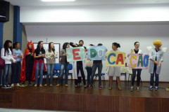 Estudantes são multiplicadores do assunto e responsáveis por trabalharem os temas nos seus colégios.