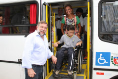 Entrega de ônibus adaptados para alunos com deficiência em Guaratuba, março deste ano.<br />
<br />
Veja mais fotos em: <a href="http://www.flickr.com/photos/flavioarns/sets/72157632939731363/with/8536870235/" target="_blank"> http://www.flickr.com/photos/flavioarns/</a>