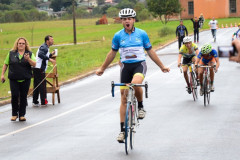 O atleta Vitor Fryder, de 13 anos, conquistou as primeiras medalhas para a cidade-sede da Fase final dos 60º Jogos Escolares do Paraná, Guarapuava, no primeiro dia de competições do ciclismo neste domingo, dia 30. 