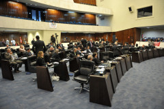 O projeto do governador Beto Richa que garante reajuste e equiparação salarial aos professores da rede estadual do Paraná foi aprovado nesta quarta.