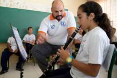 01-04-13 - Escola Estadual Maria Gai Grendel no bairro Caximba, aula de música com o professor e maestro Vitor Rodrigues.