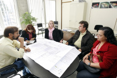 A Secretaria da Educação promove reuniões com a comunidade escolar, Associação de Pais, Mestres e Funcionários (APMF) e Grêmio Estudantil em várias unidades da rede estadual para promover reformas e melhorias no ambiente escolar. Na foto, Reunião na Superintendência de Desenvolvimento Educacional sobre as obras na escola Lucia Bastos do Alto Boqueirão. em Curitiba.