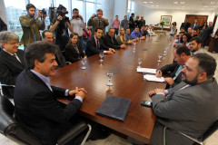 O governador Beto Richa assina ordem de serviço no valor de R$ 3,7 milhões para a construção de uma escola no município de Cantagalo. Curitiba, 13/08/2013.