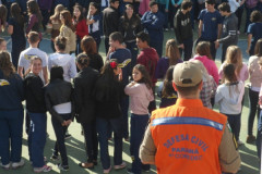 Professores, funcionários e alunos do Colégio Estadual Wilson Joffre, em Cascavel, colocaram em prática, na semana passada, o plano de abandono de prédio, elaborado pela Brigada Escolar da escola. A simulação foi realizada nos três períodos. Somente de manhã, participaram 670 estudantes, que evacuaram o local num tempo de 5 minutos e 30 segundos. Tempo considerado bom pela Defesa Civil, que acompanhou os trabalhos.