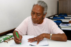 Paraná Alfabetizado, alunos em sala de aula no SESC da rua Jose Loureiro, na foto Zélia Maria Panceri de 72 anos, aposentada. 31-07-13.  