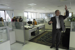 O novo formato do Servir com Arte foi apresentado nesta quarta-feira (14) aos chefes de Recursos Humanos das secretarias e órgãos do governo, com a presença do ator curitibano Hélio Barbosa.