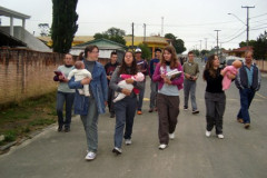 São feitos exames de visão, acompanhamento nutricional e têm palestras sobre prevenção de doenças e sexualidade. 
