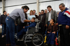 GUARAPUAVA - Governador Beto Richa junto com o vice-governador e secretário da Educação, Flávio Arns, e o prefeito Cezar Silvestri Filho, entrega 40 micro-ônibus adaptados para as APAEs, e anuncia a liberação do fundo rotativo para obras descentralizadas em 106 escolas da rede estadual de ensino. Guarapuava, 16 de agosto de 2013. Foto - Antonio Costa