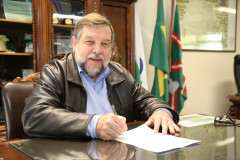 Serão licitadas as construções de dois novos Centros Estaduais de Educação Profissional e reformas no Colégio Estadual Ambrósio Bini.<br />
<br />
Veja mais fotos em: <a href="http://www.flickr.com/photos/flavioarns/9604627695/" target="_blank">http://www.flickr.com/photos/flavioarns/</a>