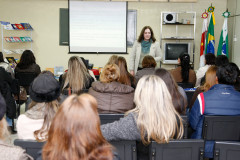 Reunião com secretários municipais sobre alunos que saem das escolas municipais para a rede estadual, no auditório da Secretaria Municipal de Educação de Vitorino. 28-08-13.