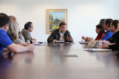 O secretário da Educação e vice-governador, Flávio Arns, recebeu nesta sexta-feira (30), no Palácio Iguaçu, representantes dos profissionais da educação do Paraná .<br />
<br />
Veja mais fotos em: <a href=" http://www.flickr.com/photos/flavioarns/sets/72157635297337323/" target="_blank"> http://www.flickr.com/photos/flavioarns/</a>