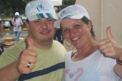 O estagiário do Núcleo Regional da Educação (NRE) e aluno da Apae de Cascavel, Maycon Ribeiro da Cruz, e Cynthia Pollyana Bastos, a professora técnica que acompanha Maycon há oito anos no esporte. 