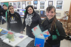 Alunos e professores do ensino fundamental do Colégio Estadual Helena Kolody, em Sarandi, fizeram um projeto para ensinar a comunidade escolar a usar a água de forma responsável. O Projeto Água trouxe palestras e trabalhos feitos pelos alunos para explicar as maneiras de economizar e de evitar o desperdício do recurso natural.