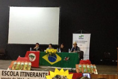 A Secretaria de Estado da Educação do Paraná, em parceria com a Associação de Cooperação Agrícola e Reforma Agrária do Paraná (Acap), promoveu na semana passada, em Cascavel, o Encontro de Professores da Escola Itinerante. O evento contou com a participação de quase 350 pessoas entre profissionais da educação, estudantes, representantes de comunidades acampadas, professores universitários, autoridades e técnicos da Secretaria. 