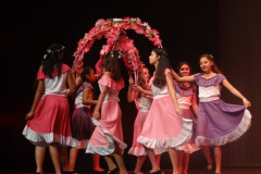 O evento contou com a participação dos alunos e professores das escolas estaduais de toda a região e foi dividido em danças folclóricas e de salão.