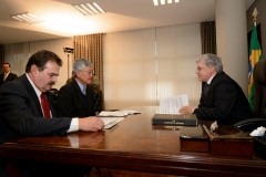 O secretário estadual do Planejamento Cassio Taniguchi e o secretário de Governo, Cesar Silvestri, entregam ao presidente da Assembleia Legislativa do Paraná, deputado Valdir Rossoni, a proposta do orçamento do Estado para 2014. Curitiba,30/09/2013.