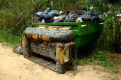 Alunos do Curso Técnico em Meio Ambiente do CEEP Olegário Macedo coletaram amostras para analisar a qualidade da água do rio.