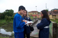 Amostras de água do Arroio Madureira, em Ponta Grossa, foram coletadas por alunos do Curso Técnico em Meio Ambiente do Colégio Estadual Polivalente, de Ponta Grossa, na manhã da última quarta-feira (02). As coletas aconteceram em três pontos distintos, cuja qualidade da água será monitorada mensalmente pelos estudantes.