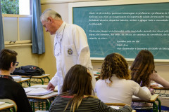 Neste 15 de outubro, queremos homenagear os professores e professoras do Paraná que dedicam suas vidas ao cumprimento da importante missão de transmitir conhecimentos.