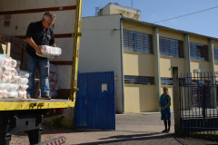 Entrega de merenda escolar no Colegio Estadual Campos Sales, em Campina Grande do Sul, 09/10/2013.