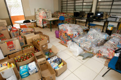 Estudantes e professores do Colégio Estadual Maestro Andrea Nuzzi, em Cambé, arrecadaram seis toneladas de alimentos que serão doadas ao Hospital do Câncer de Londrina. A arrecadação aconteceu durante uma semana como parte das atividades da Semana de Integração Comunidade e Escola. Além da arrecadação de alimentos, a escola também mobilizou a comunidade para doação de sangue.