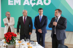 O governador Beto Richa ressaltou neste Dia do Professor a dedicação de todos os professores e funcionários da rede estadual para levar às crianças e jovens paranaenses um ensino de qualidade.<br />
<br />
Veja mais fotos em: <a href=" http://www.flickr.com/photos/flavioarns/sets/72157636584644953/ " target="_blank"> http://www.flickr.com/photos/flavioarns </a>