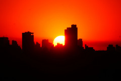 Relógios devem ser adiantados em uma hora à meia noite de sábado para domingo. Horário de verão termina em fevereiro do ano que vem.