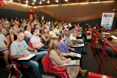 Nesta etapa estão disponíveis 2 mil vagas para os professores do Quadro Próprio do Magistério (QPM), do Nível II, classes 8, 9, 10 e 11. Na foto, aula inaugural do PDE 2013.