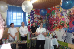 A semana cultural do Colégio Estadual Amadeu Mario Margraf, em Palmeira, finalizada nessa sexta-feira (25), desenvolveu uma série de atividades para promover uma maior interação entre a escola e a comunidade. Um dos maiores sucessos da semana foi a apresentação de uma feira de profissões dirigida aos estudantes dos ensinos fundamental e médio. “Através de parceria com vários profissionais, contemplamos todas as profissões e separamos por categorias.