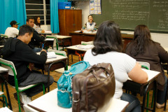 A Educação de Jovens e Adultos inicia nesse dia 5 de novembro o processo de solicitação de inscrição para os Exames Online. Na foto, turma do CEEBJA de Umuarama.