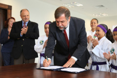 O governador em exercício Flávio Arns assinou convênio com o Sistema Fiep para oferecer o projeto “Atleta do Futuro” para alunos da rede estadual.<br />
<br />
Veja mais fotos em: <a href=" http://www.flickr.com/photos/flavioarns/sets/72157637311296563/" target="_blank"> http://www.flickr.com/photos/flavioarns/</a>