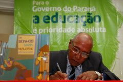 Sessão de autógrafos do livro “Os sonhos viram realidade”, do alfabetizador João de Oliveira, 67 anos. Seminário Estadual de Educação de Jovens e Adultos e Alfabetização.