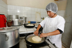 Uma vez por semana a Escola Estadual Indígena Pindoty, na ilha da Cotinga, em Paranaguá, recebe tubérculos, verduras, frutas e geleia da agricultura familiar. Com os produtos, a escola acrescentou receitas indígenas ao cardápio da merenda e tornou a alimentação dos alunos mais próxima aos costumes alimentares da comunidade guarani.