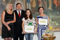 “A Arte de contar e poetizar o pão" é incentivo para o uso da língua portuguesa na produção de contos e poemas sobre importância social, econômica e cultural do pão. Na foto, a primeira colocada na categoria conto, Marcia Daniela Pianaro Valenga, do Colégio Estadual Trajano Grácia, em Irati.