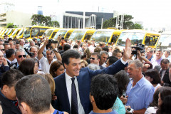 São 115 veículos, que beneficiarão cerca de 3 mil alunos de Apaes e outras instituições em vários municípios e regiões. A entrega foi feita no Palácio Iguaçu, junto com o vice-governador e secretário da Educação, Flávio Arns.