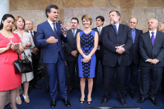 São 115 veículos, que beneficiarão cerca de 3 mil alunos de Apaes e outras instituições em vários municípios e regiões. A entrega foi feita no Palácio Iguaçu, junto com o vice-governador e secretário da Educação, Flávio Arns. <br />
<br />
Veja mais fotos em: <a href="http://www.flickr.com/photos/flavioarns/sets/72157638554927144/" target="_blank"> http://www.flickr.com/photos/flavioarns </a>