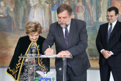 A valorização da história do Paraná será tema de educação e cultura em 2014. Parcerias com a Academia Paranaense de Letras (APL) foram assinadas nesta quinta. <br />
<br />
Veja mais fotos em: <a href=" http://www.flickr.com/photos/flavioarns/sets/72157638833448963/" target="_blank"> http://www.flickr.com/photos/flavioarns </a>