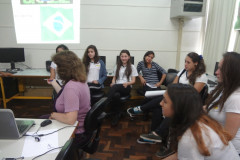 Cerca de 20 alunos de 12 e 13 anos do ensino fundamental do Colégio Dona Carola, em Curitiba, participaram de uma videoconferência com estudantes finlandeses.