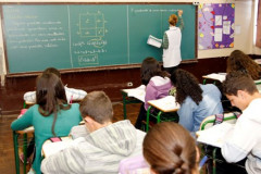 O prazo para entrega do formulário preenchido do pedido de licença especial vai até a próxima segunda-feira (10). Os profissionais da rede estadual de educação interessados devem entregar a documentação em seus Núcleos Regionais de Educação.
