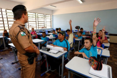 Em Curitiba, o Colégio Estadual Desembargador Guilherme Maranhão recebeu policiais da Patrulha Escolar. O Batalhão atua em estreita parceria com as escolas para desenvolver ações previstas na legislação na área da segurança pública, voltadas principalmente à prevenção. 