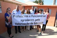 O governador Beto Richa, junto com o vice-governador e secretário estadual da Educação, Flávio Arns, entregou nesta quinta-feira (13) o novo prédio do Colégio Estadual Albano Martins, na comunidade de Pinhal Preto, em Reserva, região Central do Estado.<br/>
<br />
Veja mais fotos em: <a href="http://www.flickr.com/photos/flavioarns/sets/72157640951268313/" target="_blank">http://www.flickr.com/photos/flavioarns/</a>