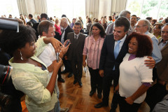 O governador Beto Richa concluiu nesta segunda-feira (17) a solução para o problema de 130 professores e pedagogos que se formaram pela Faculdade Vizinhança Vale do Iguaçu (Vizivali).<br />
<br />
Veja mais fotos em: <a href=" http://www.flickr.com/photos/flavioarns/sets/72157641118537393/" target="_blank"> http://www.flickr.com/photos/flavioarns/</a>