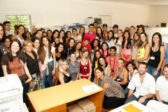 Alunos do Colégio Estadual Nestor Victor, do município de Pérola, visitaram a Secretaria de Educação nesta sexta-feira (21). O Colégio ficou em primeiro lugar na categoria Escola na segunda edição do Prêmio Nacional de Educação Fiscal, com o projeto Disseminadores da Educação Fiscal. Com o valor da premiação, foi construído um palco na escola, adquiridas cadeiras para acomodação do público e os estudantes fizeram uma viagem cultural à capital do Estado. 21-02-14.