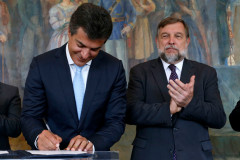 Governador Beto Richa com o vice-governador e secretário da Educação, Flávio Arns, autoriza obras em 34 escolas estaduais, em 27 municípios, beneficiando diretamente mais de 40 mil alunos. Curitiba, 17-02-14.