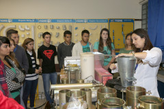 Os alunos do curso técnico em Edificações do Centro Estadual de Educação Profissional de Curitiba tiveram nessa quinta-feira (13) a primeira aula prática com os novos equipamentos entregues pela Secretaria de Estado da Educação. Na foto ,de jaleco branco, a coordenadora do curso, Talita Soares de Andrade. Curitiba, 13/03/2014.