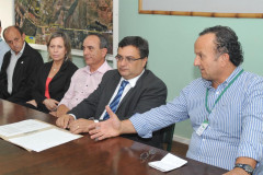 Os alimentos da agricultura familiar servidos na merenda dos 1,3 milhão de estudantes das escolas estaduais do Paraná passarão por análises de resíduos de agrotóxicos. A medida é resultado do termo de cooperação assinado quinta-feira (13), em Pinhais, na Região Metropolitana de Curitiba, entre as Secretarias estaduais da Saúde e da Educação.
Curitiba, 13/03/2014.
 