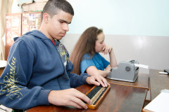 Alunos Luiz Guilherme e Laura Kaiser, da Escola Professor Osni Macedo Saldanha, no Instituto dos Cegos. 24-03-14.