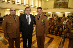 O vice-governador e secretário de Estado da Educação, Flávio Arns, foi homenageado nesta quarta-feira (26) com as medalhas de mérito do Batalhão da Patrulha Escolar Comunitária e do Programa Educacional de Resistência às Drogas e à Violência. A entrega aconteceu durante a solenidade de comemoração dos seis anos do Batalhão realizada no Colégio Estadual do Paraná, em Curitiba.