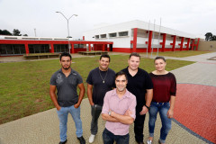 Futuros alunos do  Centro Estadual de Educação Profissinal, prof. Miguel Parollo, de Pitanga. E/D: José Adilson de Oliveira, Helcio Luiz Ferreira, Wagner Becher, Vanessa Cardoso e Neuton Janiski (na frente).
Pitanga, 12-03-14.
 