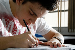 O programa Paraná Alfabetizado é uma ação coordenada pela Secretaria da Educação do Paraná, em parceria com o Ministério da Educação, prefeituras e sociedade civil. O objetivo é selecionar voluntários para alfabetizar pessoas com idade acima de 15 anos e que não sabem ler nem escrever.